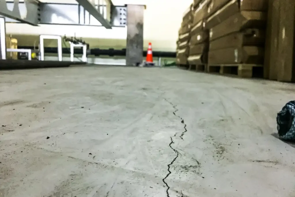 Dlaczego brak precyzyjnych pomiarów podłoża niszczy posadzki przemysłowe?