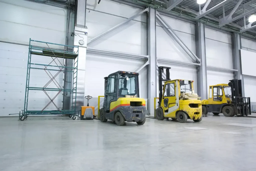 Cementowe posadzki przemysłowe – trwałość i jakość